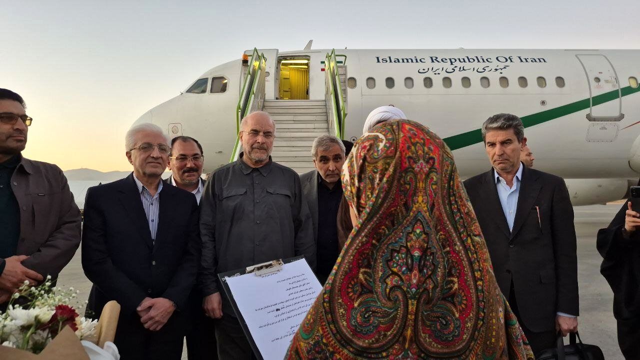 استقبال دختری با لباس سنتی از قالیباف در خراسان شمالی + تصویر