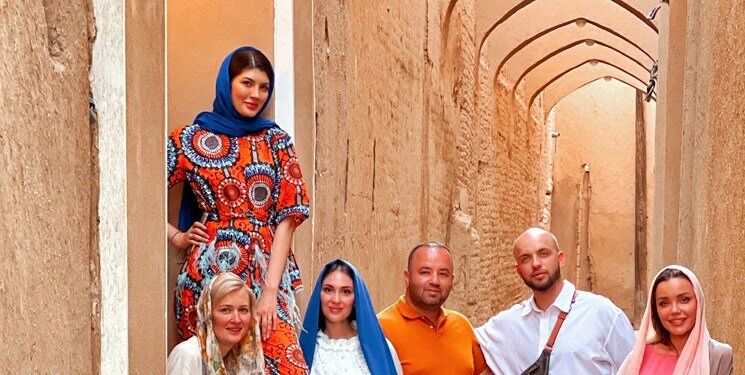 این زن روس 300 سلبریتی را به ایران آورد+ تصاویر