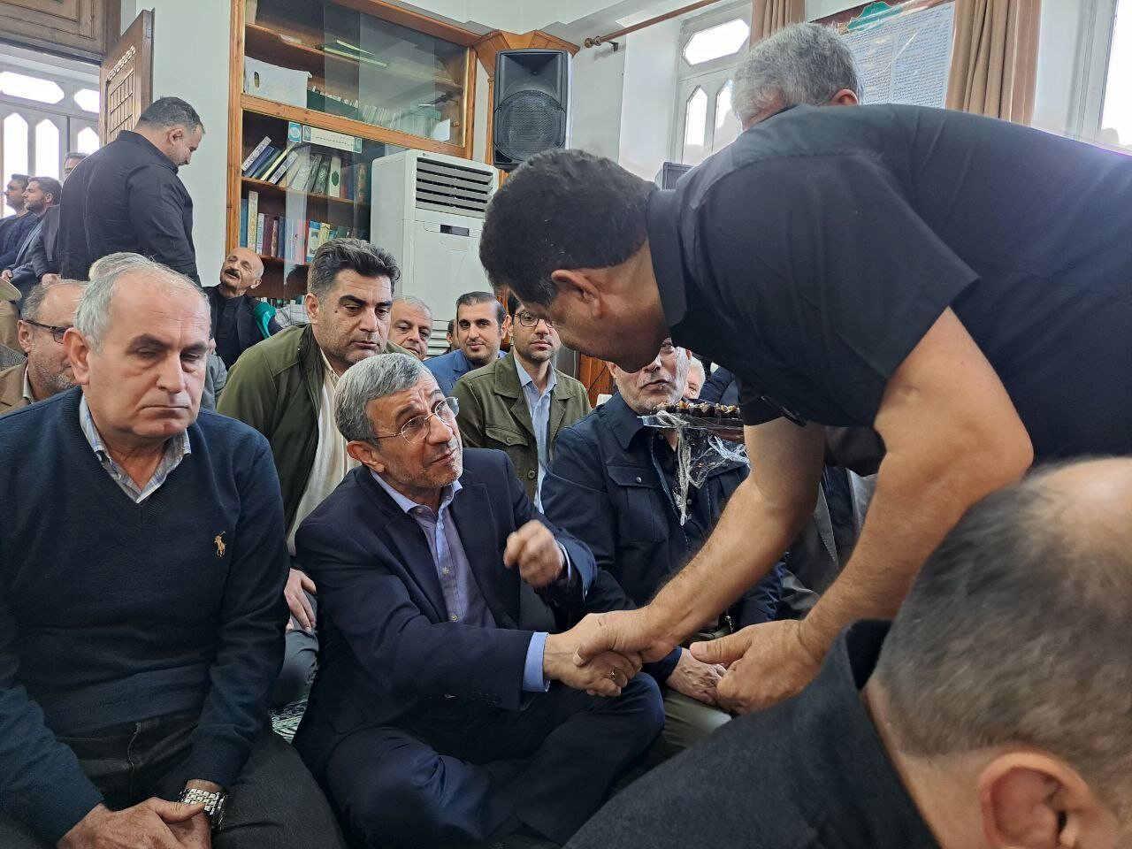 ژست‌های احمدی نژاد در مراسم ختم خواهر رحیم مشایی + عکس 7