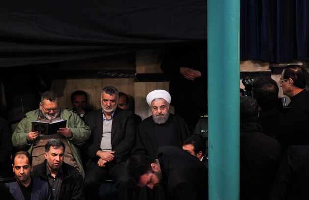 وداع مسئولان با پیکر آیت الله هاشمی در حسینیه جماران