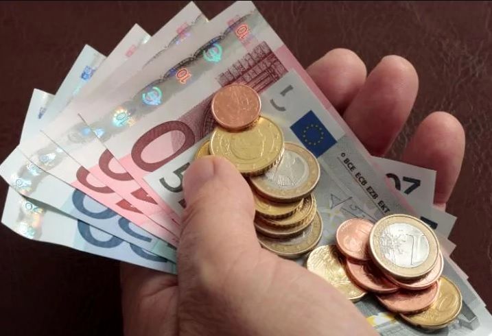 تزریق یورو به بازار ارز / چقدر با ارز تک نرخی فاصله داریم؟
