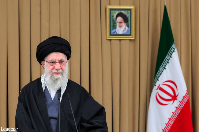 رهبر انقلاب: آمریکایی ها به دوستان خودشان هم خیانت می کنند