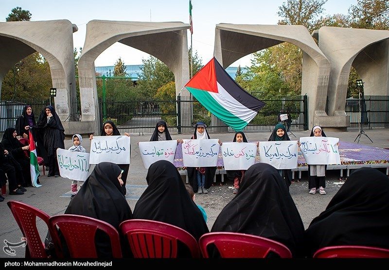 تجمع اعتراضی زنان مقابل دانشگاه تهران+ عکس