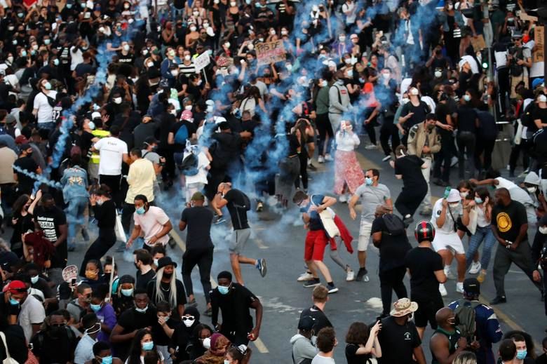 درگیری پلیس کانادا با معترضان/ شلیک گاز اشک‌آور +فیلم