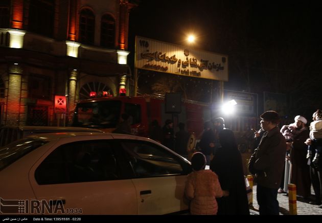 سوگواری مردم در برابر ایستگاه مرکزی آتش نشانی