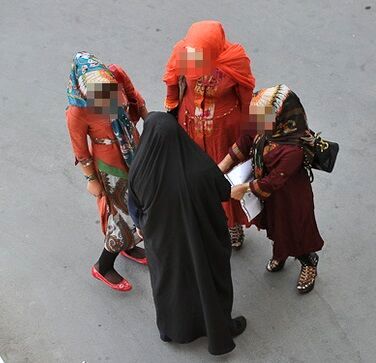 ادعای عجیب جوان علیه مخالفان حجاب اجباری:فکر می کنید اگر حجاب درست نشود، معیشت بهبود می یابد؟!