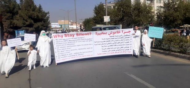 یک استاد دانشگاه در اعتراض علیه طالبان کفن پوش شد