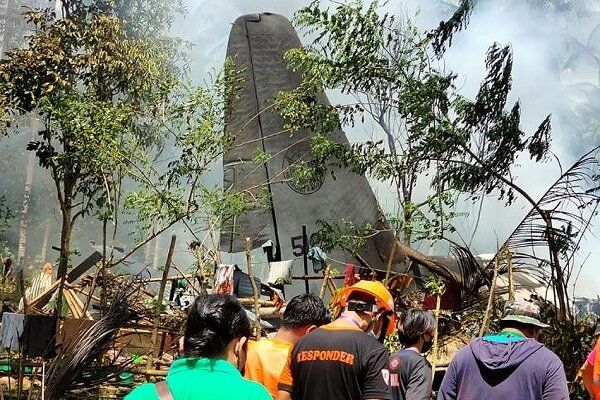 سقوط هواپیما در فیلیپین/ تعدادی از سرنشینان زنده ماندند