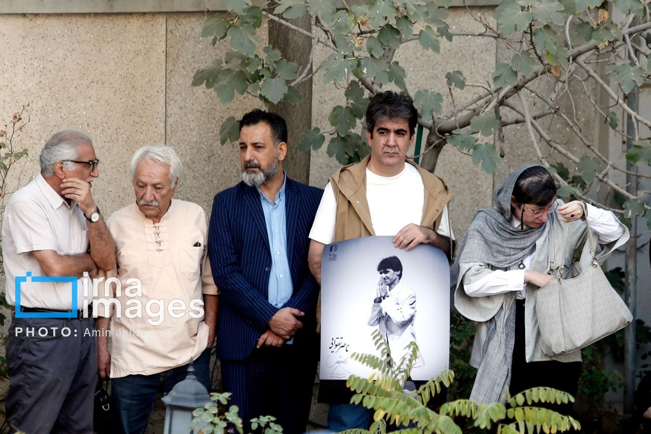 هنرمندان سفیدپوش شدند / چهره های معروف سینما و تلویزیون در مراسم تشییع پیکر ناصر تقوایی + تصاویر 10