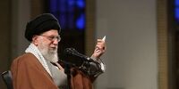 رضاخان در اوج بی غیرتی و ذلت و خفت، دستور انگلیس  را پذیرفت و کشور راترک کرد