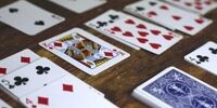 پاسور بازیِ مدیر شهرداری در جلسه اداری!+ فیلم

