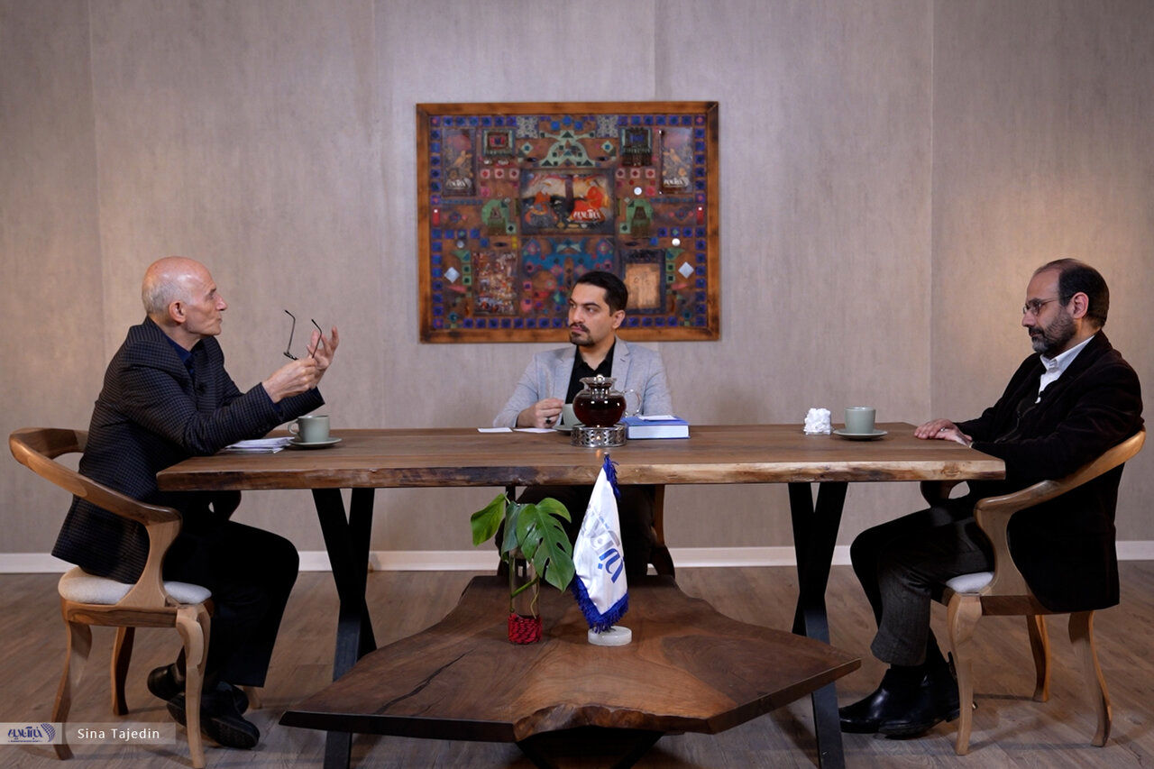 فراستخواه: دال مرکزی اتفاقات سال&zwnj;های اخیر خشم اجتماعی است/ ناشنوایی سیستماتیک جامعه را دچار خشم کرده است/ مجاهدی: طبقه متوسط سقوط کرده و عصبانی است