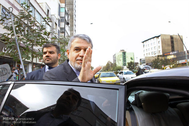 بازدید وزیر فرهنگ و ارشاد اسلامی از کتاب فروشی‌های خیابان انقلاب