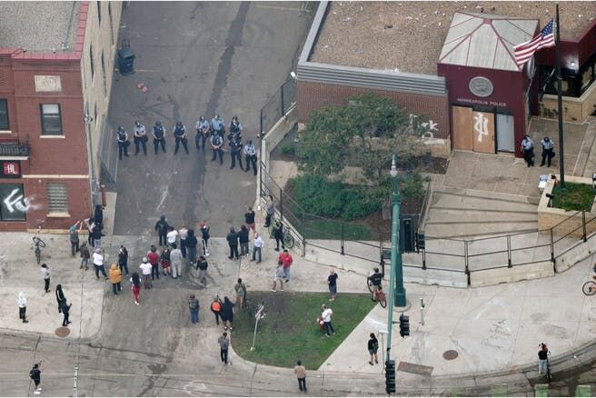 تصاویر اعتراضات آمریکا | آتش و خشم در مینیاپولیس/ سفیدوسیاه علیه نژادپرستی