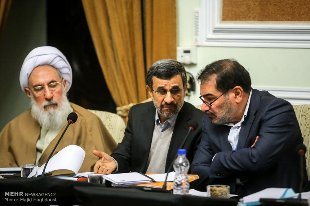 رایزنی جالب احمدی نژاد با شمخانی در جلسه مجمع تشخیص مصلحت + عکس