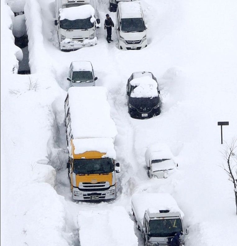 بارش برف سنگین در ژاپن صدها خودرو را گرفتار کرد