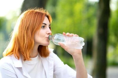 خطرات نوشیدن آب در نیمه شب

