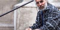 کیانوش عیاری روی تخت بیمارستان/ عیادت بازیگران مشهور از آقای کارگردان+ عکس