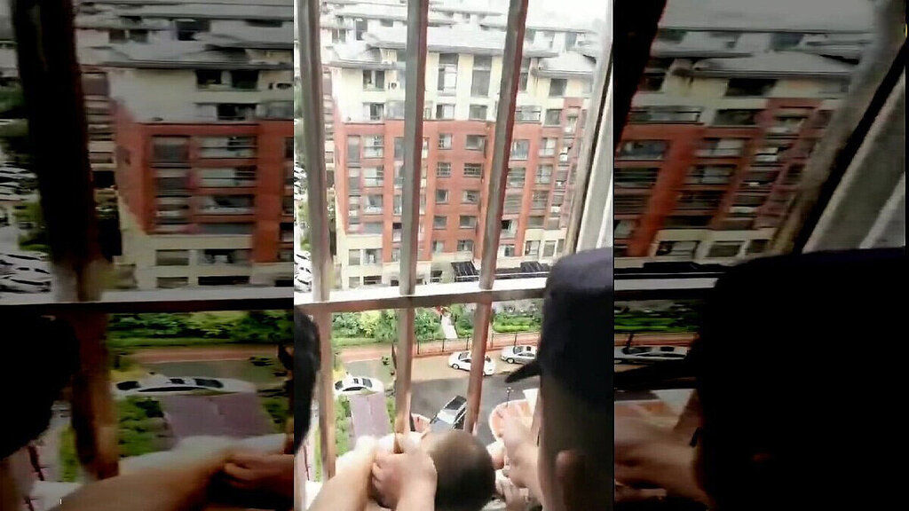 لحظه نفس‌گیر نجات کودکی که از پنجره ساختمان بلند آویزان ماند +فیلم