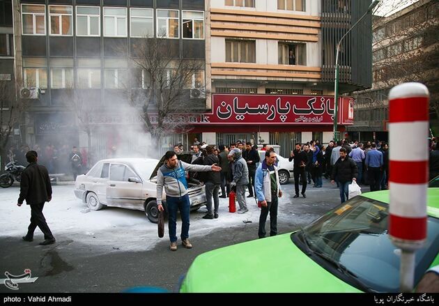 آتش سوزی خودرو در میدان هفتم تیر