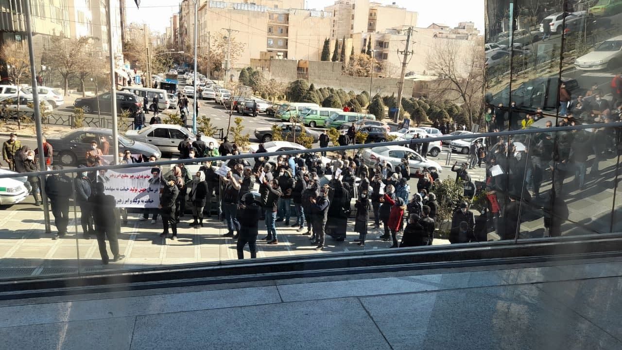تجمع اعتراضی سهامداران مقابل سازمان بورس+ فیلم
