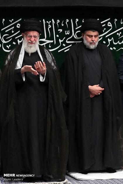 عزاداری شب عاشورا در حسینیه امام خمینی با حضور رهبری، قاسم سلیمانی، مقتدی صدر، احمدی‌نژاد