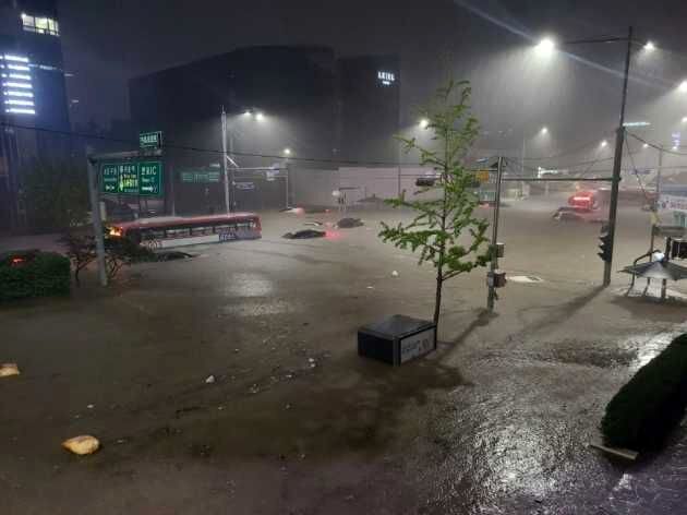 سیل مرگبار در سئول؛ شهر زیر آب رفت + فیلم 