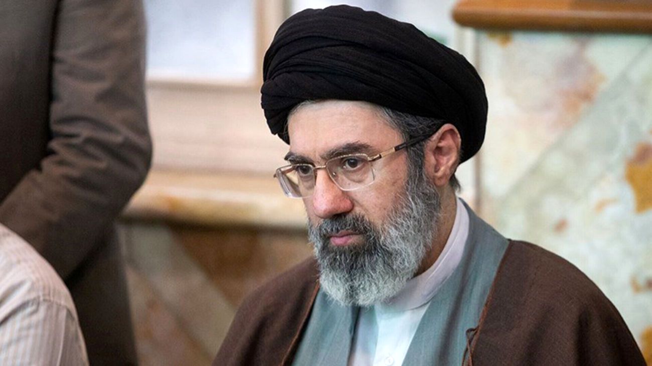 حضور حجتالاسلام مجتبی خامنهای در مراسم تشییع شهدای اقتدار + فیلم