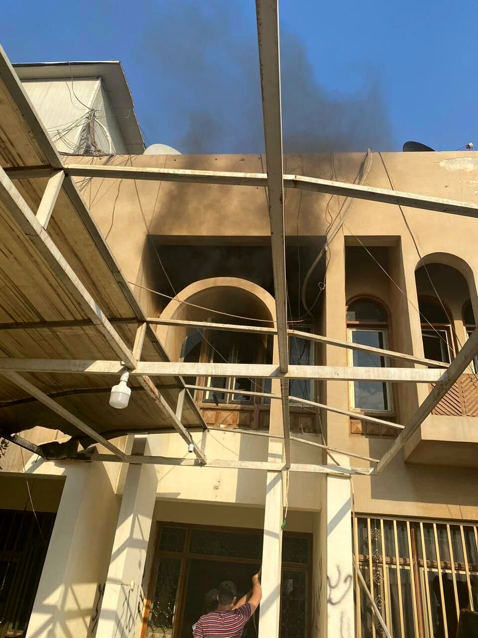 مردم دفتر یک شبکه تلویزیونی در عراق را آتش زدند+عکس