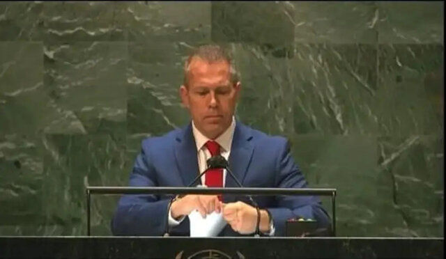 جنجال سفیر اسرائیل در سازمان ملل/ او گزارش شورای حقوق بشر را پاره کرد/ عکس