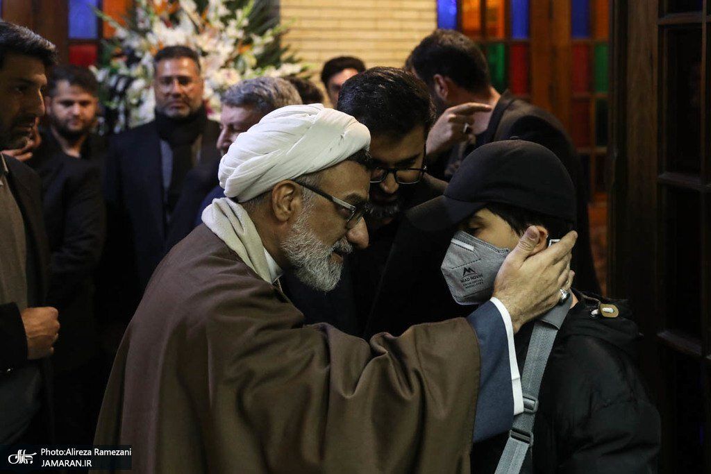 تصاویری از فرزند مجروح سقاب اصفهانی در مراسم ختم خانواده اش