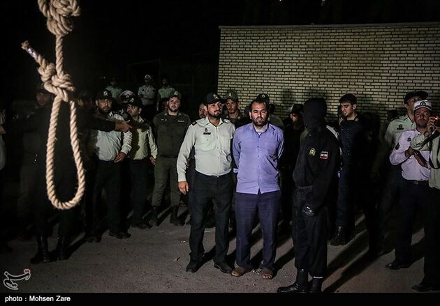 عکس های کامل مراسم اعدام قاتل آتنا اصلانی