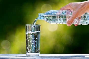 هشدار؛ عوارض خطرناک نوشیدن آب هنگام غذا خوردن