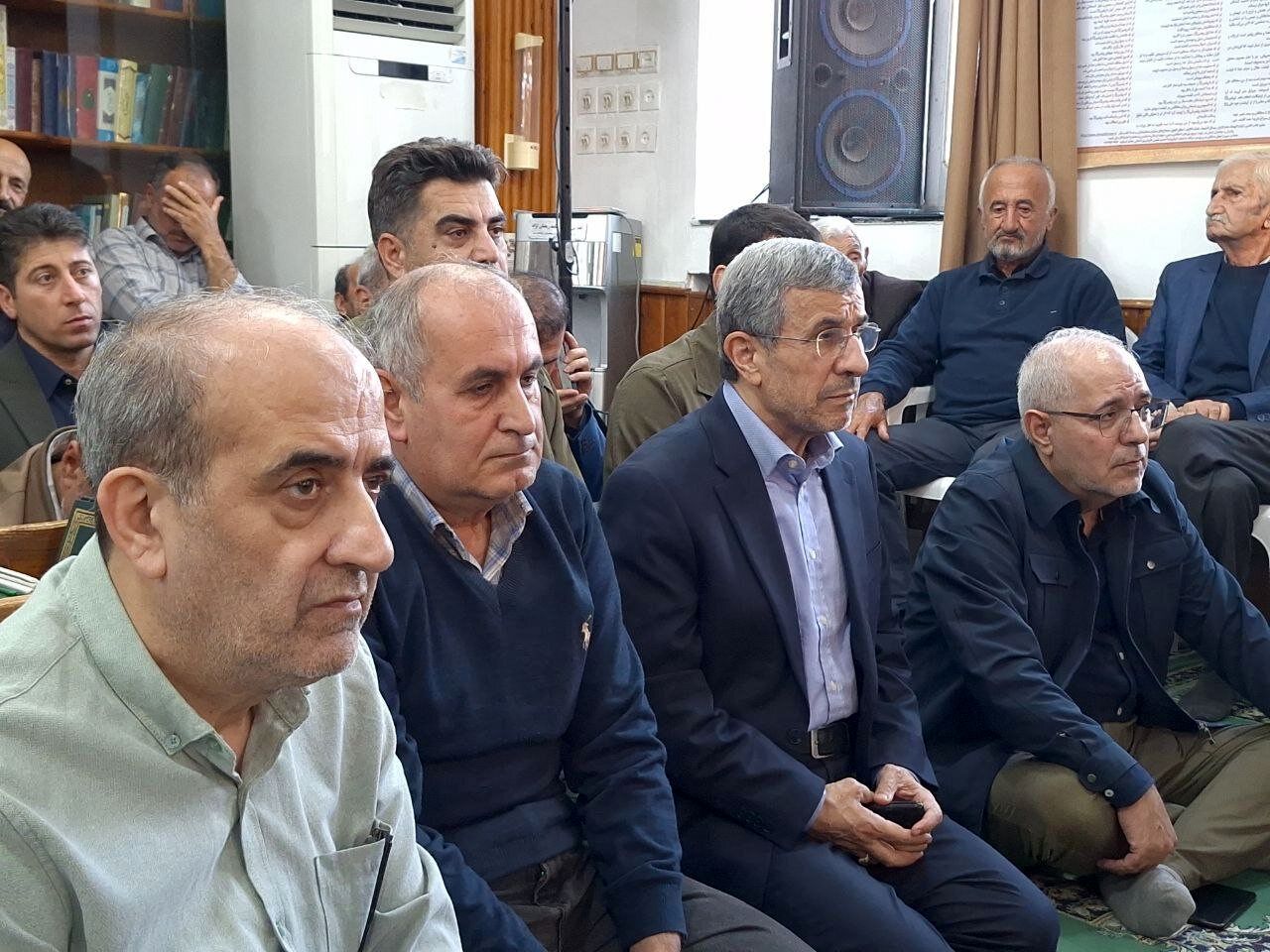 ژست‌های احمدی نژاد در مراسم ختم خواهر رحیم مشایی + عکس 5