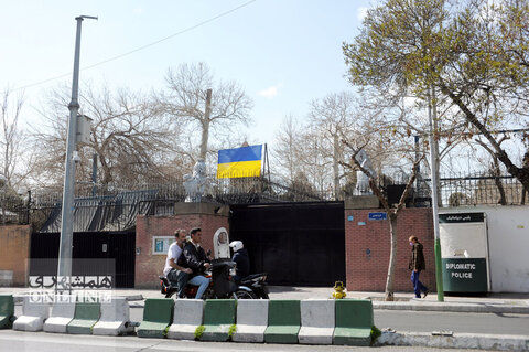 پرچم اوکراین بر فراز سفارت انگلیس در ایران به اهتزاز درآمد+تصاویر