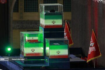 ورود پیکرهای شهدای خانواده رهبر شهید به حرم امام حسین (ع) + تصاویر