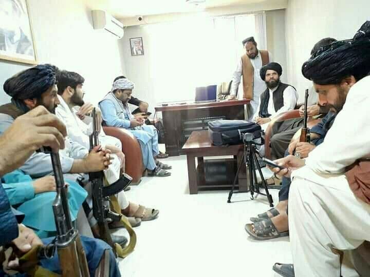 عکسی عجیب از نشست مطبوعاتی طالبان با خبرنگاران