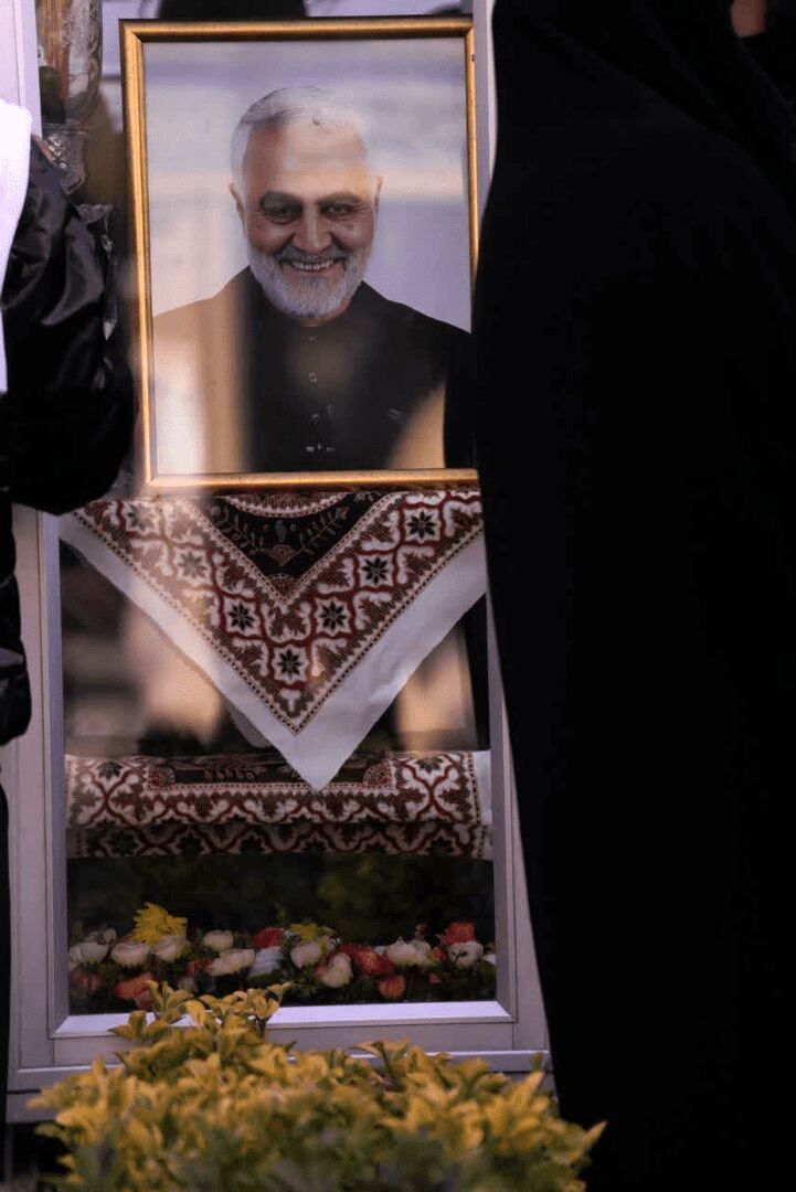 زائران روسی بر سر مزار حاج‌ قاسم سلیمانی + عکس