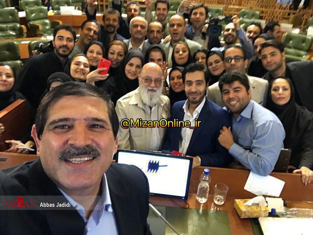 سلفی جالب عباس جدیدی با اعضای شورای شهر در آخرین جلسه + عکس