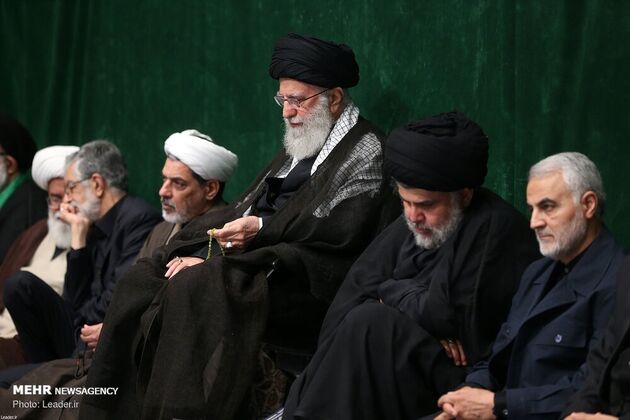 عزاداری شب عاشورا در حسینیه امام خمینی با حضور رهبری، قاسم سلیمانی، مقتدی صدر، احمدی‌نژاد