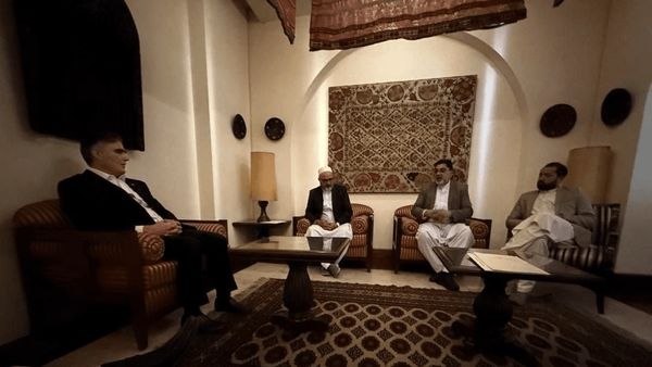 عکس خبرساز فرزین با صرافان افغانستانی/ ماجرا چه بود؟