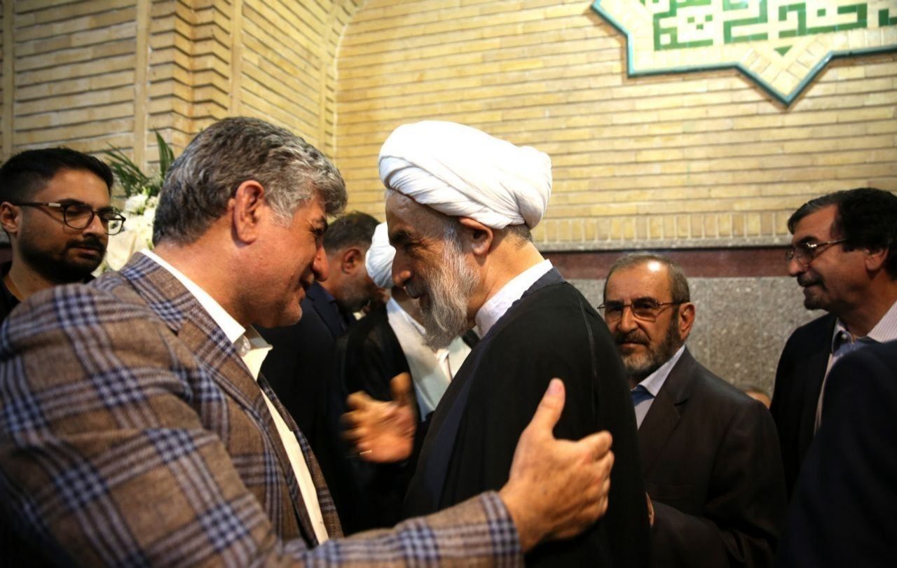 عکسی از حضور معاون دفتر رهبری در مراسم ترحیم خواهر سید محمد خاتمی