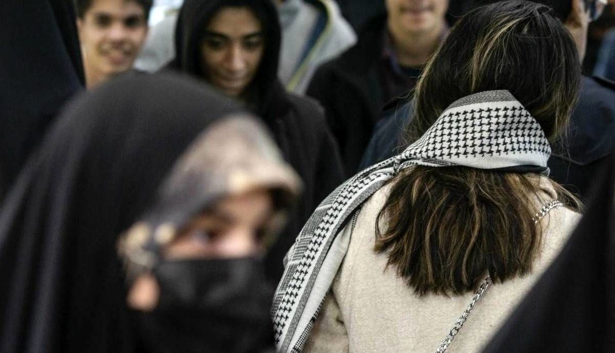 تصاویری از تجمع مردم مقابل مجلس در روز بررسی لایحه حجاب