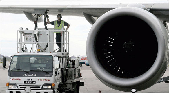 تنگه هرمز، اروپا را فلج کرد/ فقط ۶ هفته ذخیره سوخت جت باقی مانده است/ احیای تأسیسات تولید انرژی در خلیج فارس ۲ سال زمان می‌برد