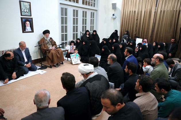 دیدار رهبری با جمعی از خانواده‌های شهدای مدافع حرم