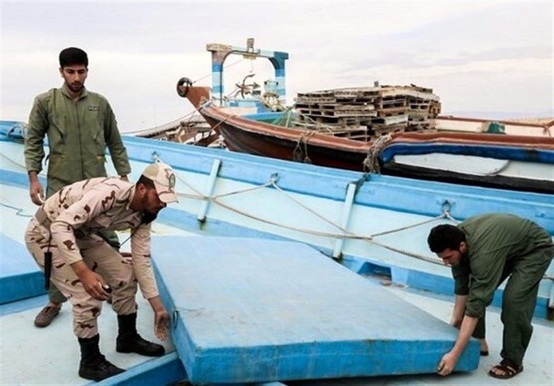 توقیف یک فروند شناور حامل 106هزار لیتر سوخت قاچاق در جزیره قشم/ 9 خدمه بازداشت شدند