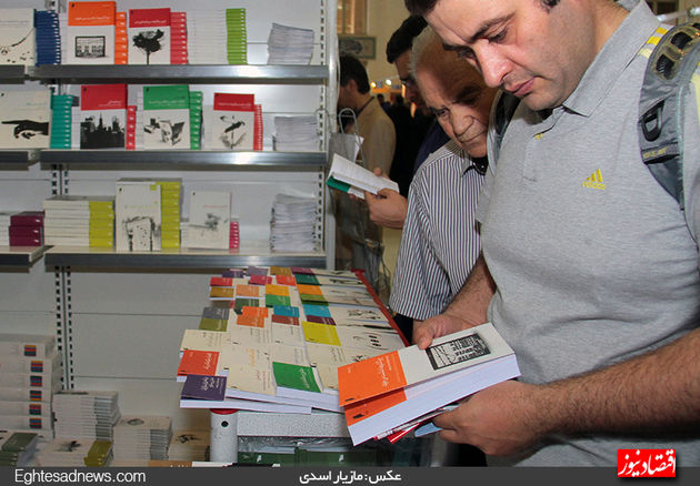 گزارش تصویری از غرفه انتشارات دنیای‌ اقتصاد در نمایشگاه کتاب تهران