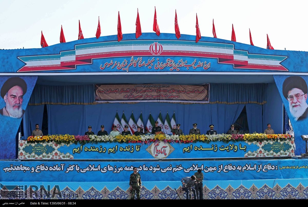 رژه نیروهای مسلح در جوار حرم امام خمینی (ره)/ نمایش سامانه موشکی اس 300