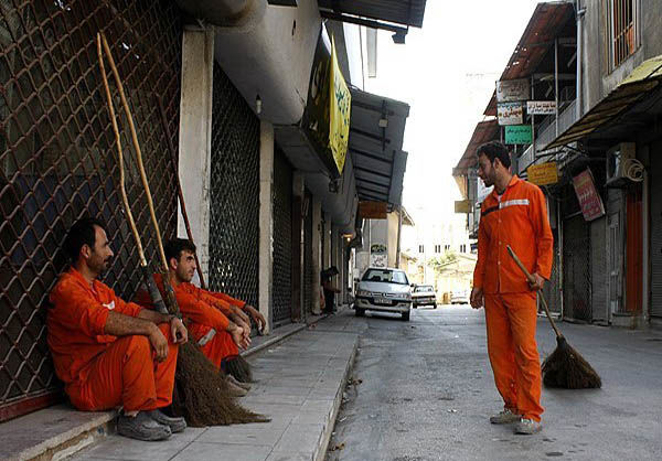 بیکاران تحصیل‌کرده‌ای که حتی حاضرند رفتگر شوند / استخدام 23 رفتگر لیسانس و فوق‌لیسانس در خرم‌آباد