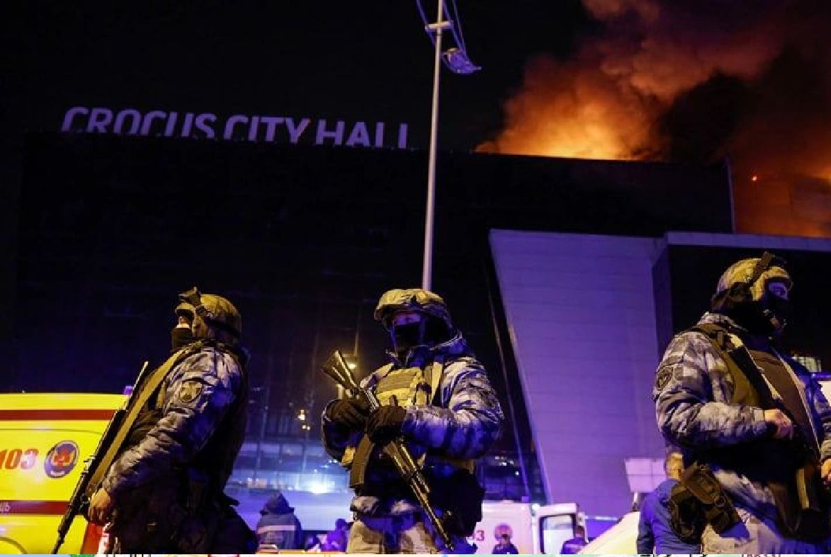 لحظه وحشتناک ورود تروریست‌ها به سالن کنسرت در مسکو+ فیلم